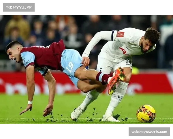 热刺对阵伯恩利波罗禁区内碰撞未判点球 VAR认定非明显犯规